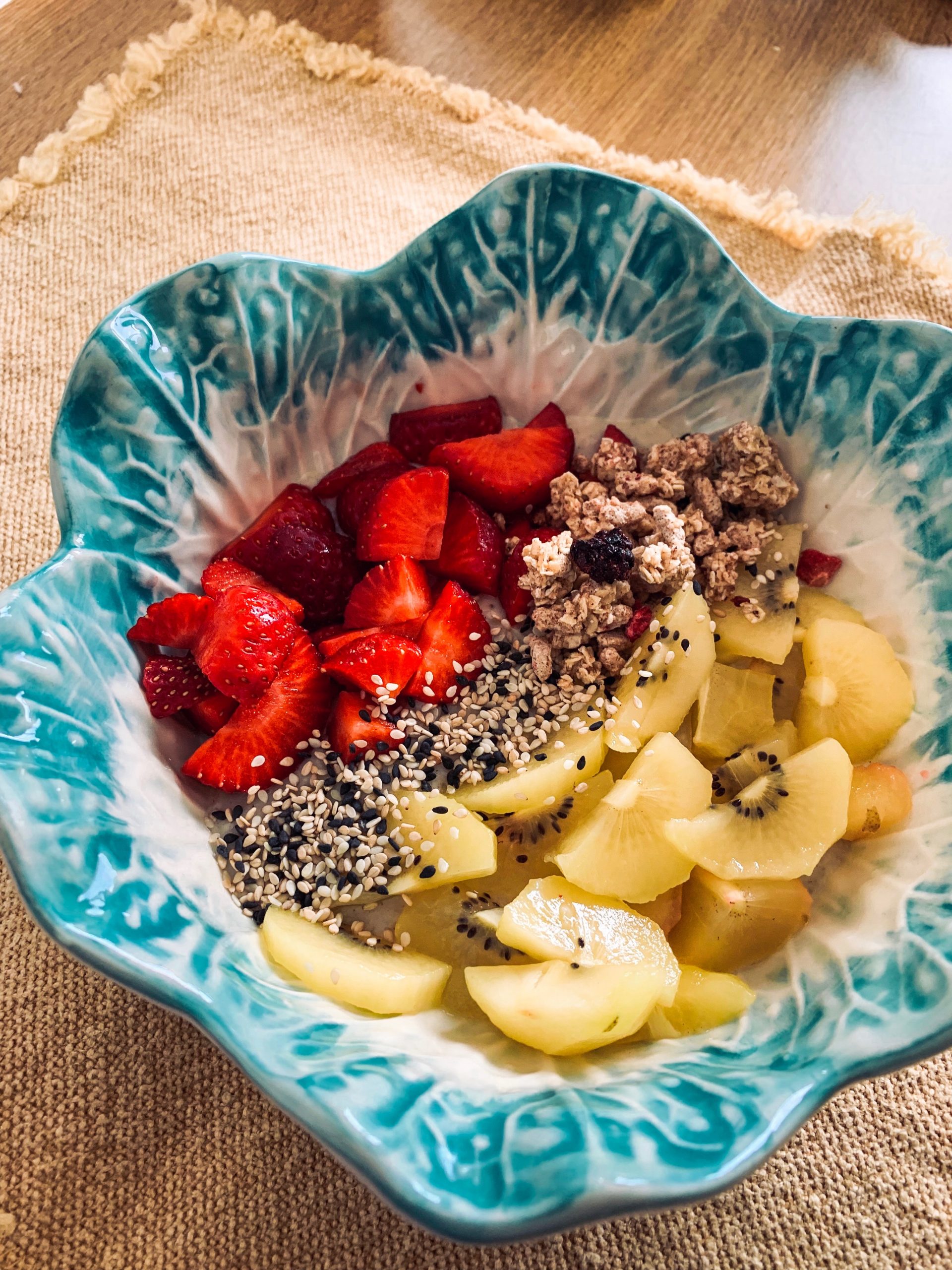 Receita: Papas de aveia com banana, morangos e kiwi