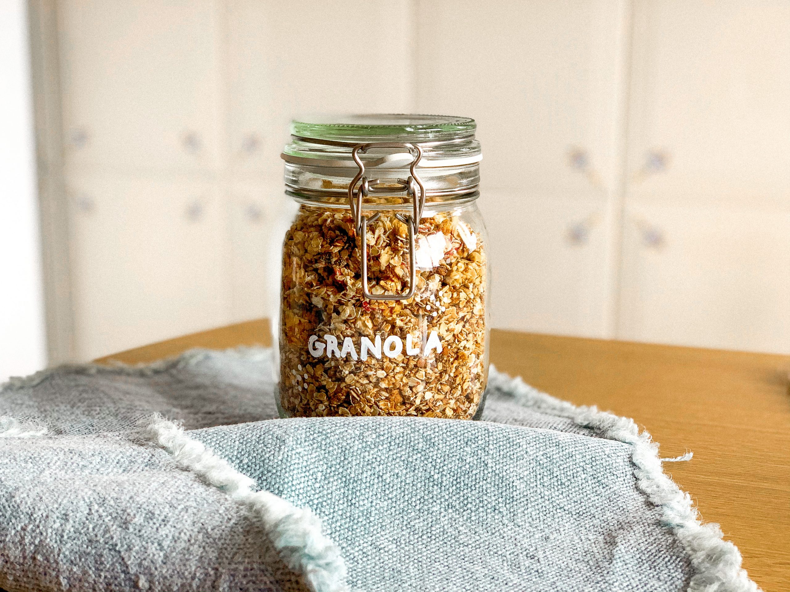 Receita: Granola caseira de framboesas e chocolate negro