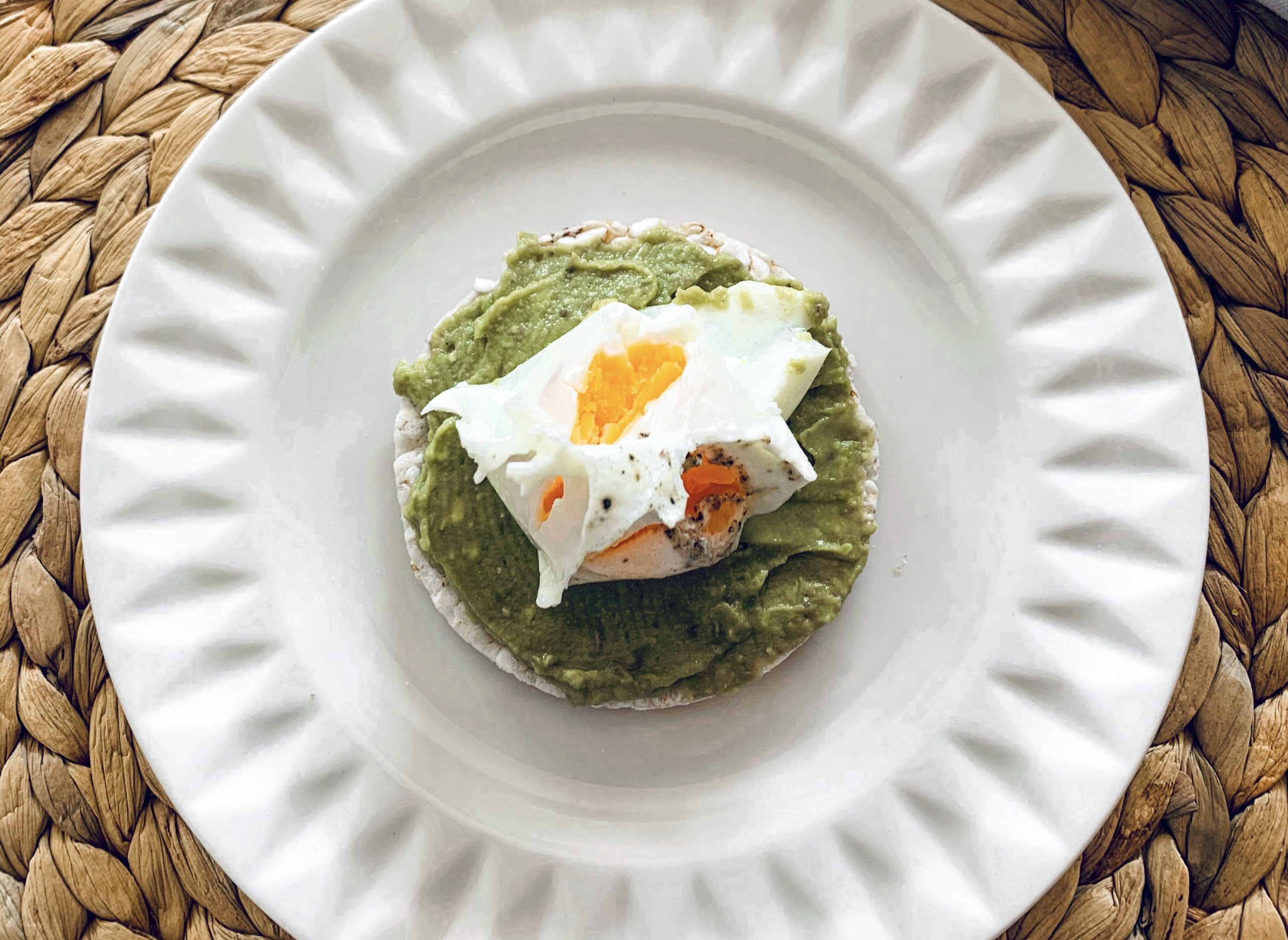 Receita: Galetes de arroz com abacate e ovo